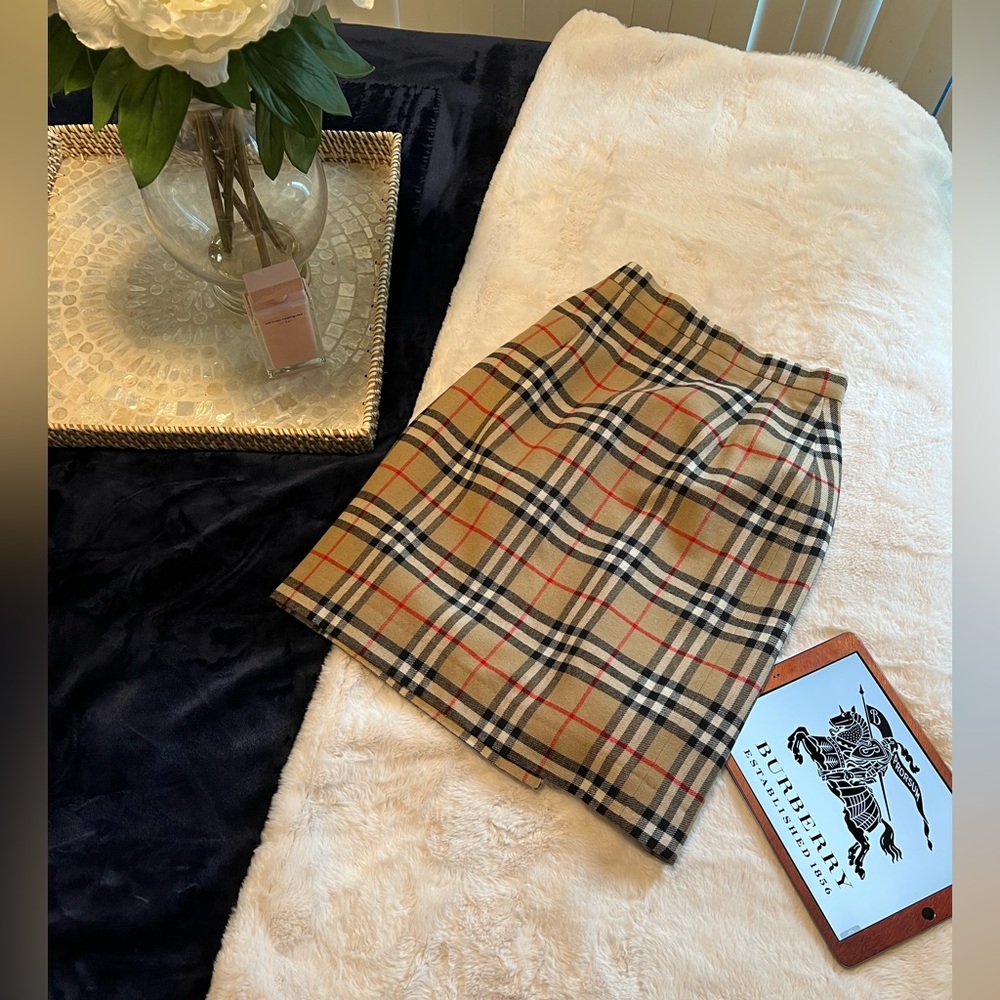 100% Authentic vintage wool Burberry skirt - mint condition!